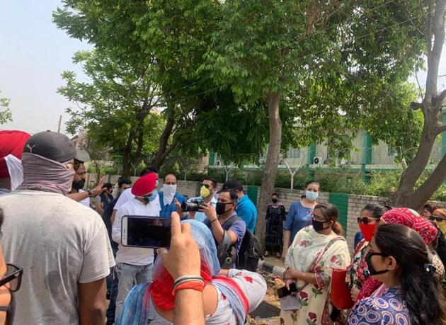 The protest continued for two hours and ended after police’s intervention, who assured them that they can meet the principal on Monday and also submit a memorandum.(ht photo)