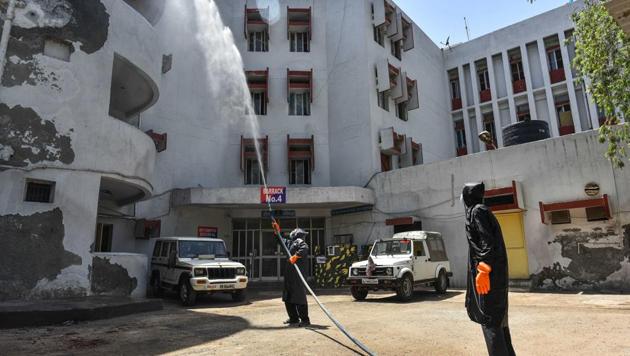 MCD workers spray disinfectant in a residential complex in Vikaspuri, New Delhi. Of the six new containment zones notified in south-west Delhi. three are located in Vikaspuri.(Sanchit Khanna/HT File Photo)