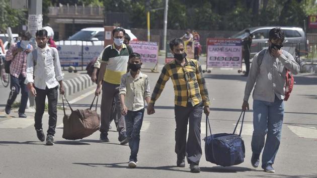 Labourers who were willing to work are also returning home after the government announced free travel facility, say industrialists. (ht file photo) Labourers who were willing to work are also returning home after the government announced free travel facility, say industrialists. (ht file photo)