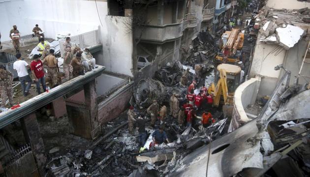 Volunteers and soldiers look for survivors of a plane crash in a residential area of Karachi, Pakistan, May 22, 2020.(AP photo)