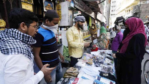 People shopping in a market ahead of Eid in Patna, Bihar. (Santosh Kumar/ Hindustan Times)
