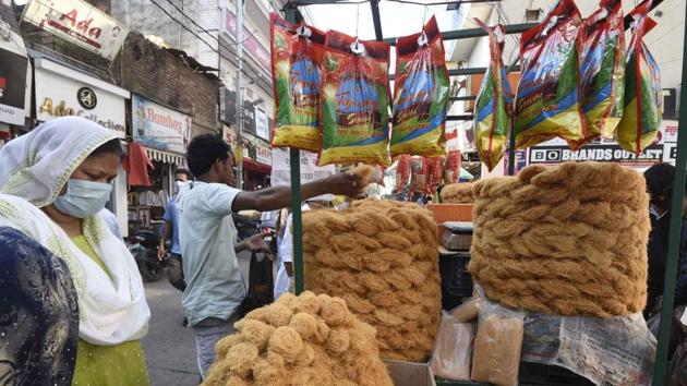 People buying sevai or rice vermicelli from a roadside stall in Patna, Bihar. (Santosh Kumar/ Hindustan Times)