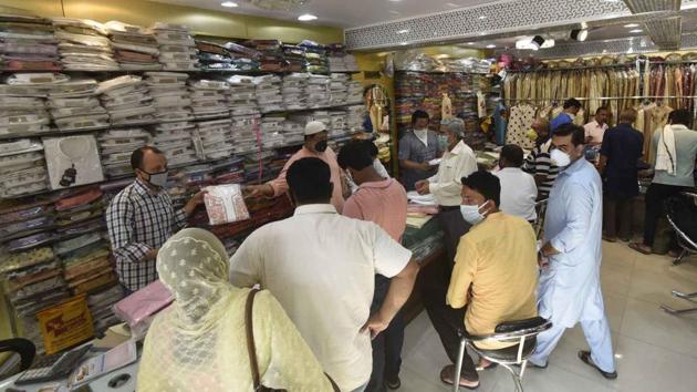 People shopping for clothes ahead of Eid in Patna, Bihar. (Santosh Kumar/ Hindustan Times)