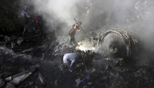 Volunteers look for survivors of a plane that crashed in a residential area of Karachi, Pakistan, May 22, 2020.(AP photo)