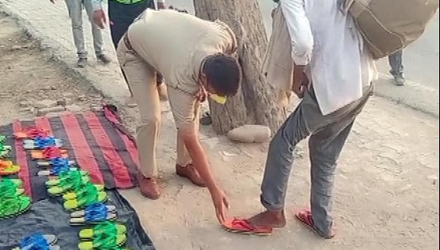 Police has set up stalls to provide slippers and shoes to migrants who are coming from far away on foot during coronavirus lockdown, at Sadar Circle in Agra.(ANI)