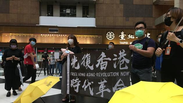 Protesters holding a banner in support of Hong Kong pro-democracy demonstrators attend a rally against the Chinese government’s newly announced national security legislation for Hong Kong, at Taipei main train station in Taiwan May 23, 2020. REUTERS/Ben Blanchard(REUTERS) Protesters holding a banner in support of Hong Kong pro-democracy demonstrators attend a rally against the Chinese government’s newly announced national security legislation for Hong Kong, at Taipei main train station in Taiwan May 23, 2020. REUTERS/Ben Blanchard(REUTERS)