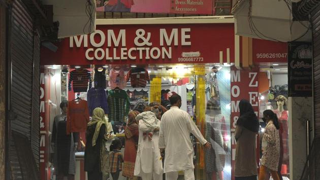 People throng a market in Ganderbal after shops opened ahead of Eid after remaining closed for more than two months due to the lockdown, in Srinagar, Jammu and Kashmir, India. (Waseem Andrabi / Hindustan Times)