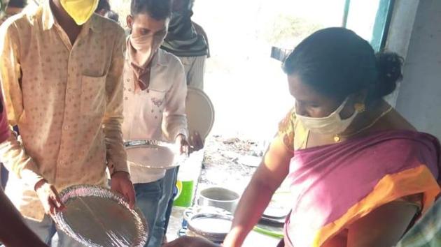 Ameena serves food to migrants who have walked several kilometres trying to reach home. (HT Photos) Ameena serves food to migrants who have walked several kilometres trying to reach home. (HT Photos)