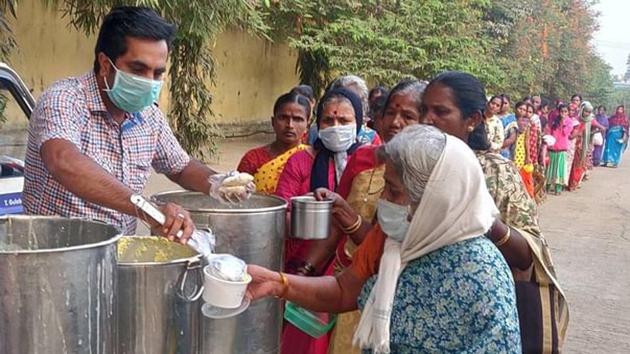 Syed Gulab and his NGO Roti Charity Trust feeds relatives of hospitalised in Bengaluru
