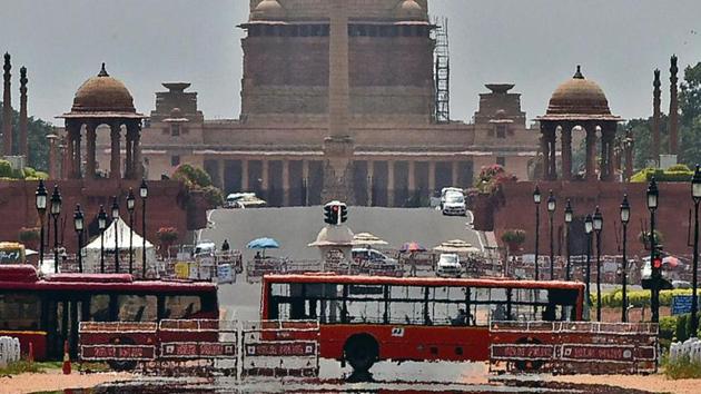 A mirage forms along Rajpath as the temperature soars on a hot day in New Delhi on Saturday. The severe heat is expected to worsen over the next few days.(Vipin Kumar/HT PHOTo) A mirage forms along Rajpath as the temperature soars on a hot day in New Delhi on Saturday. The severe heat is expected to worsen over the next few days.(Vipin Kumar/HT PHOTo)