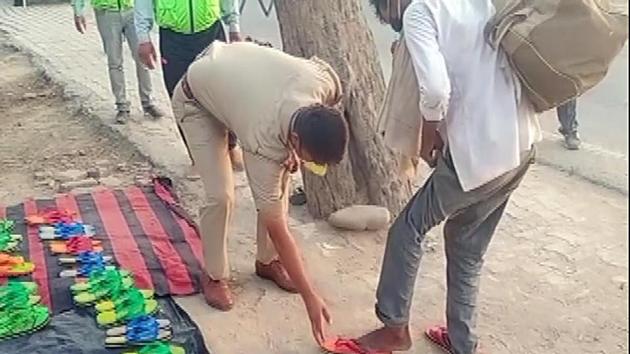 Agra police set up stalls to provide slippers and shoes to these daily wage workers