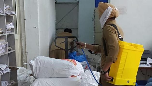 The department of posts, Ludhiana, books 3,000 to 4,000 articles a day normally. (HT Photo) The department of posts, Ludhiana, books 3,000 to 4,000 articles a day normally. (HT Photo)