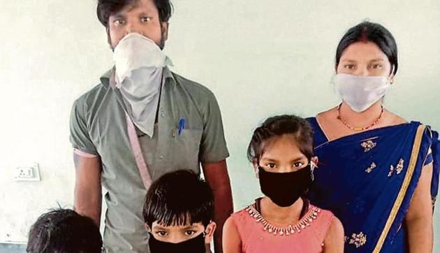 Nandini, third from left, along with the rest of the family in Sitamarhi.(HT Photo) Nandini, third from left, along with the rest of the family in Sitamarhi.(HT Photo)