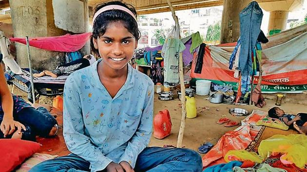 The youngest of 10 siblings, Ragini Bansal lives under a flyover in Lucknow with her mother, who works as a domestic help in the city.(HT Photo) The youngest of 10 siblings, Ragini Bansal lives under a flyover in Lucknow with her mother, who works as a domestic help in the city.(HT Photo)