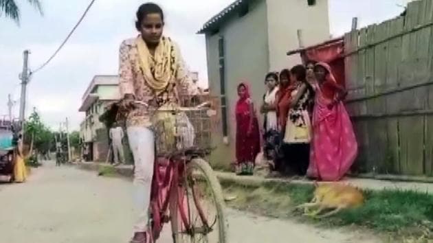 Jyoti Kumari carried her injured father on a cycle for around 1,200 km from Gurugram to Bihar’s Darbhanga amid Covid-19 lockdown.(ANI)