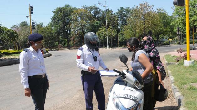 As per the data available with the challaning branch of the traffic police, total 10,576 vehicles have been impounded since March 24, and 4,548 (43%) vehicles are yet to be released. Of these, 217 (13%) of total 1,664 four-wheelers and 4,219 of the total 8,781 two-wheelers lie unclaimed.(HT FILE)