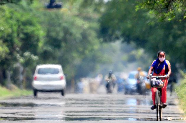 HEAT WAVE ALERT: A mirage caused on a road by the hot weather in Chandigarh on Sunday. Also called heat haze, this fake pool of water is experienced due to variation between the hot air at the surface of the road and the denser cool air above it. (Ravi Kumar/Hindustan Times)