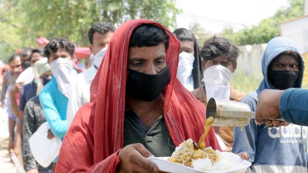 The Punjab CM directed the DCs to ensure that the labourers are provided with food and water till they leave Punjab.f (Pardeep Pandit/HT Photo) The Punjab CM directed the DCs to ensure that the labourers are provided with food and water till they leave Punjab.f (Pardeep Pandit/HT Photo)