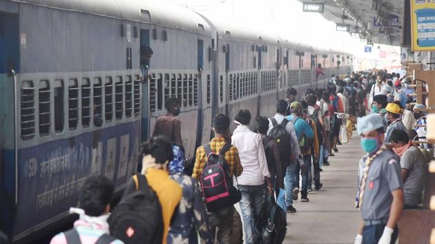 Officials at Darbhanga station confirmed that a train from Mumbai was expected to reach Darbhanga via Jhajha by mid night.(PTI)