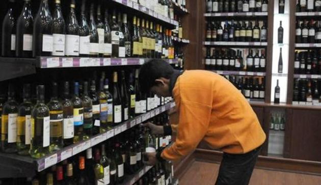 In Gujarat, where only tourists can buy liquor after filling a form, smuggling and sale of liquor can land a person in jail for 10 years with a fine of Rs five lakh/ representative. (HT File)
