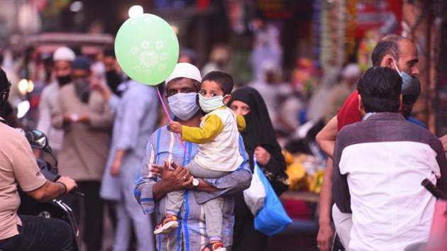 People shopping in the market opposite Jama Masjid on the eve of Eid during lockdown against coronavirus. (Raj K Raj/HT) People shopping in the market opposite Jama Masjid on the eve of Eid during lockdown against coronavirus. (Raj K Raj/HT)