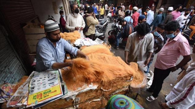 People buying food items in the market opposite Jama Masjid on the eve of Eid during lockdown against coronavirus. (Raj K Raj/HT) People buying food items in the market opposite Jama Masjid on the eve of Eid during lockdown against coronavirus. (Raj K Raj/HT)