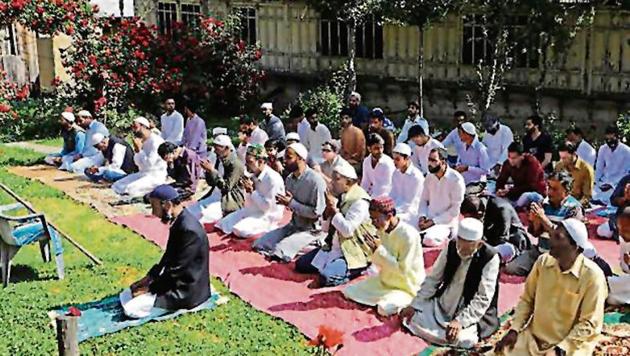 People offer namaz to celebrate Eid in the garden near Dal Lake in Srinagar on Sunday.(Waseem Andrabi/ht photo)