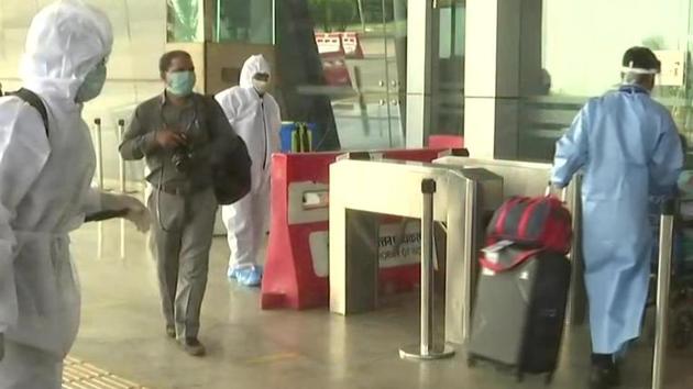 Passengers arrive at the airport in Chhattisgarh’s Raipur to board flights, as domestic air operations resumes on Monday.(ANI photo) Passengers arrive at the airport in Chhattisgarh’s Raipur to board flights, as domestic air operations resumes on Monday.(ANI photo)