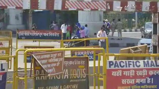 The vehicles engaged in essential supplies, says the order, will be allowed to pass through the Ghaziabad border, while doctors, para medical members, police and bank employees will be allowed passage without any passes. (HT Photo)