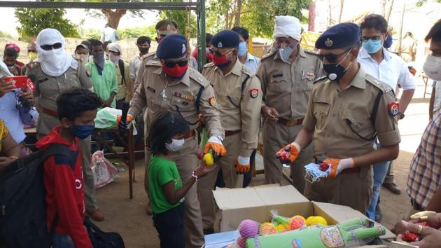 Jhansi Police distributed toys among the children of migrant workers at the Uttar Pradesh –Madhya Pradesh border