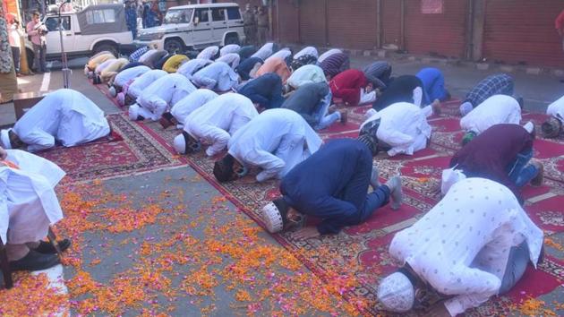 Devotees paying Namaaz on the occasion of Eid and also maintaining social distancing at Jama Masjid, to start the Eid-al-Fitr festival marking the end of the Islamic holy fasting month of Ramadan in Ludhiana, Punjab. (Gurpreet Singh/HT) Devotees paying Namaaz on the occasion of Eid and also maintaining social distancing at Jama Masjid, to start the Eid-al-Fitr festival marking the end of the Islamic holy fasting month of Ramadan in Ludhiana, Punjab. (Gurpreet Singh/HT)