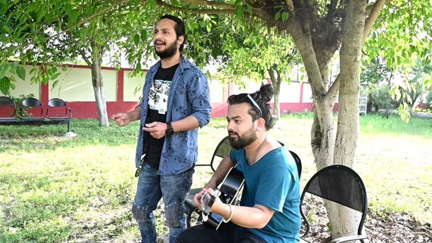 Rock band members Raghav Raja and Rohit Joshi churning motivating songs for Covid warriors in Haridwar(HT Photo)