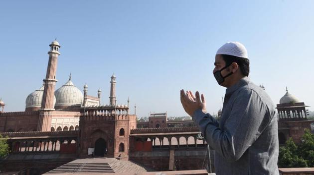 A man offers prayer from his home on the occasion of Eid as all religious places are closed due to Lockdown at Jama Masjid area in Old Delhi. (Ajay Aggarwal/HT) A man offers prayer from his home on the occasion of Eid as all religious places are closed due to Lockdown at Jama Masjid area in Old Delhi. (Ajay Aggarwal/HT)
