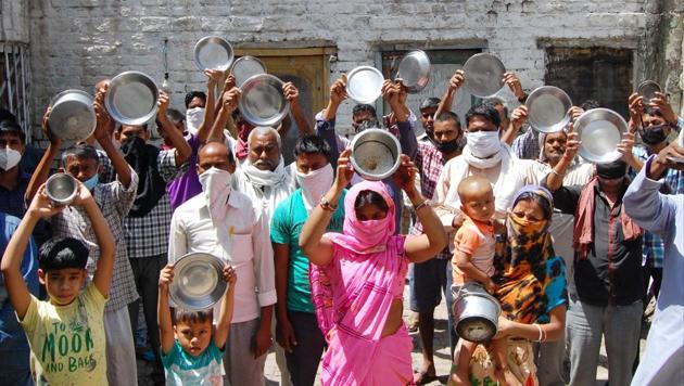 Migrant workers showing empty utensils during a protest against the central and state government as they await ration supply. Anil Sarin, chief spokesperson of the district unit of the Bharatiya Janata Party (BJP), accused the Congress government in the state of large-scale irregularities in the distribution of free grain and pulses sent to be distributed among the below poverty line families in the state. (SAMEER SEHGAL/HT FILE PHOTO) Migrant workers showing empty utensils during a protest against the central and state government as they await ration supply. Anil Sarin, chief spokesperson of the district unit of the Bharatiya Janata Party (BJP), accused the Congress government in the state of large-scale irregularities in the distribution of free grain and pulses sent to be distributed among the below poverty line families in the state. (SAMEER SEHGAL/HT FILE PHOTO)