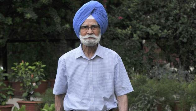 Padma Shri Balbir Singh Senior was cremated with full state honours at the local electric crematorium in Chandigarh on Monday. (Ravi Kumar/HT) Padma Shri Balbir Singh Senior was cremated with full state honours at the local electric crematorium in Chandigarh on Monday. (Ravi Kumar/HT)