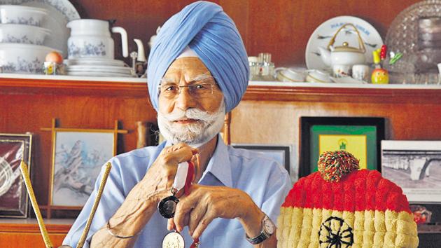 Veteran hockey Olympian Balbir Singh Senior,with his three Olympic medals.(Rajnish Katyal/Hindustan Times.)