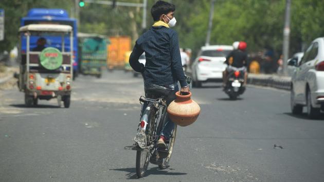 A man carries an earthen pot in Mayur Vihar as the temperature soars in New Delhi on May 24. Delhi’s residents sweltered in a heatwave on Sunday, with the maximum temperature hitting five degrees above normal for the second consecutive day. (Mohd Zakir / HT Photo) A man carries an earthen pot in Mayur Vihar as the temperature soars in New Delhi on May 24. Delhi’s residents sweltered in a heatwave on Sunday, with the maximum temperature hitting five degrees above normal for the second consecutive day. (Mohd Zakir / HT Photo)