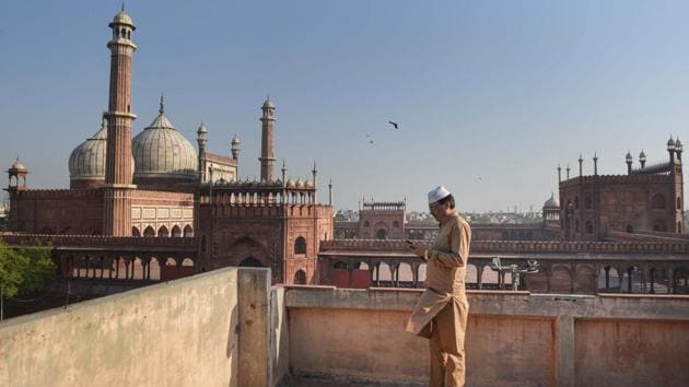 A man on the roof of his home opposite the Jama Masjid on the occasion of Eid-ul-Fitr during lockdown against coronavirus in New Delhi on May 25. Lockdown restrictions and advisories to stay at home marked what is perhaps the most subdued Eid in a generation’s memory. (Sanchit Khanna / HT Photo) A man on the roof of his home opposite the Jama Masjid on the occasion of Eid-ul-Fitr during lockdown against coronavirus in New Delhi on May 25. Lockdown restrictions and advisories to stay at home marked what is perhaps the most subdued Eid in a generation’s memory. (Sanchit Khanna / HT Photo)