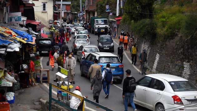 Vehicles moving slowly during traffic jam at Sanjauli in Shimla. (HT File) Vehicles moving slowly during traffic jam at Sanjauli in Shimla. (HT File)