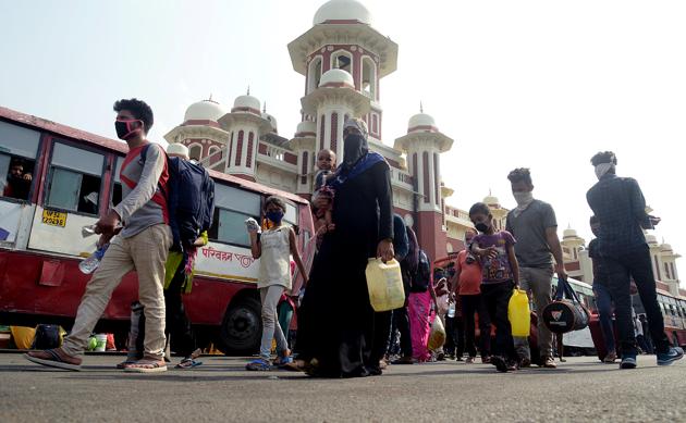 Uttar Pradesh, May 24 (ANI): Migrants move towards their native places after they arrive at Charbagh Railway Station by a special train in Lucknow on Sunday. (ANI Photo) (ANI) Uttar Pradesh, May 24 (ANI): Migrants move towards their native places after they arrive at Charbagh Railway Station by a special train in Lucknow on Sunday. (ANI Photo) (ANI)