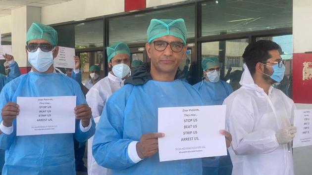 Doctors affiliated with GMCH Srinagar and its associated hospitals held a protest on Tuesday at Super Speciality Hospital in Srinagar against the government for failing to ensure their security.(HT Photo) Doctors affiliated with GMCH Srinagar and its associated hospitals held a protest on Tuesday at Super Speciality Hospital in Srinagar against the government for failing to ensure their security.(HT Photo)