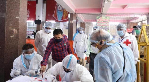 District, health and Red Cross personnel monitoring arrival of migrant workers and their testing at Haridwar railway station, Uttarakhand, May 26, 2020. (HT Photo) District, health and Red Cross personnel monitoring arrival of migrant workers and their testing at Haridwar railway station, Uttarakhand, May 26, 2020. (HT Photo)