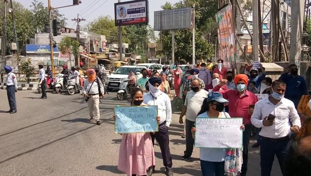 In a memorandum to deputy commissioner Pradeep Aggarwal, parents asked for relief during this time of financial crises (ht photo) In a memorandum to deputy commissioner Pradeep Aggarwal, parents asked for relief during this time of financial crises (ht photo)