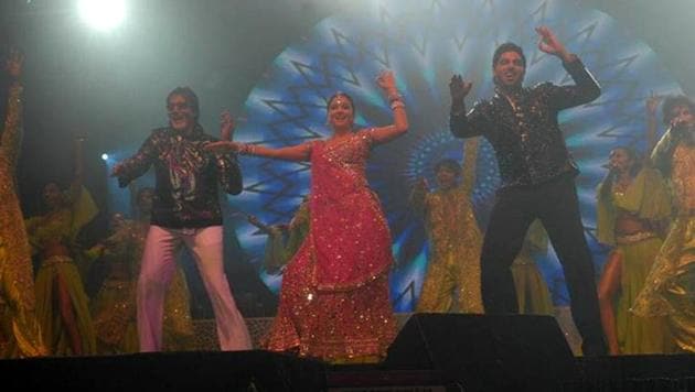 Amitabh Bachchan, Aishwarya Rai and Abhishek Bachchan performing to Kajra Re at one of the events.