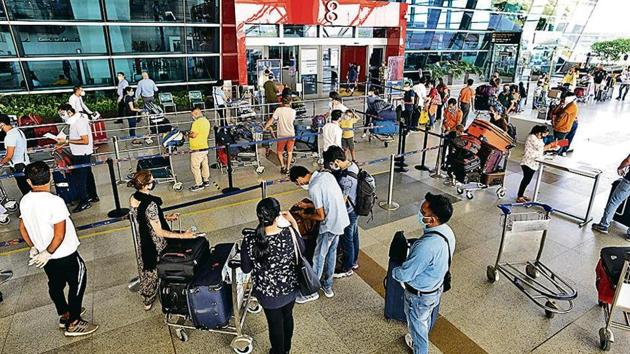 Passengers queue up to get their documents verified and enter the Delhi airport on Monday. (Vipin Kumar/HT Photo) Passengers queue up to get their documents verified and enter the Delhi airport on Monday. (Vipin Kumar/HT Photo)