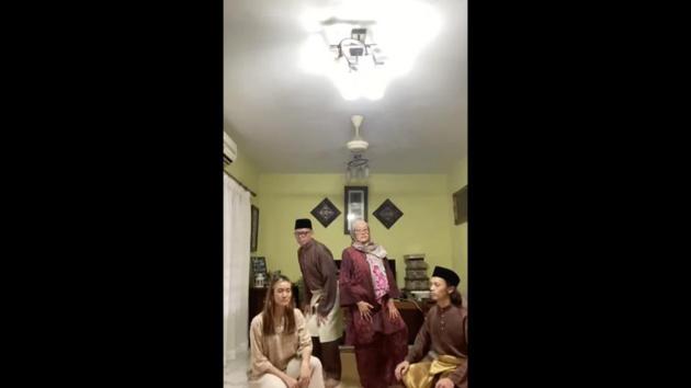 The image shows the family showing off their cool dance moves.(Twitter/@adamimanullah) The image shows the family showing off their cool dance moves.(Twitter/@adamimanullah)