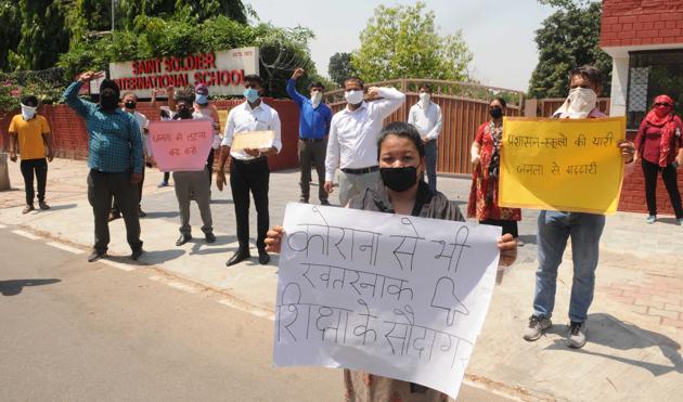 Parents protesting against collection of fee amid lockdown outside a private school in Chandigarh on Tuesday. Such protests have taken place outside at least five schools in the past one week.(Keshav Singh/HT)