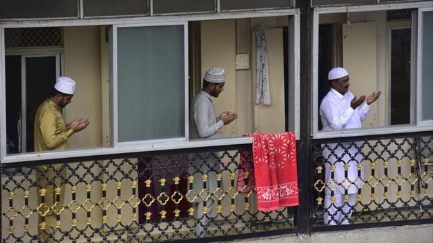 Muslim followers offer namaaz from their homes on occasion of Ramzaan Eid during Covid-19 pandemic at Null Bazaar in Mumbai on Monday.(Anshuman Poyrekar/HT Photo)