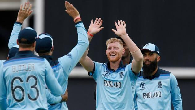 England's Ben Stokes (C) celebrates with teammates after taking the last wicket of South Africa's Imran Tahir and England win by 104 runs in the 2019 Cricket World Cup group stage match between England and South Africa at The Oval in London on May 30, 2019. (Photo by Ian KINGTON / AFP) / RESTRICTED TO EDITORIAL USE(AFP)