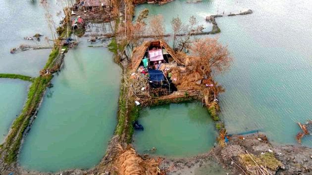 Cyclone Amphan has left many villages in the Sunderbans inundated with salt water from the sea that has contaminated drinking water sources.(PTI)